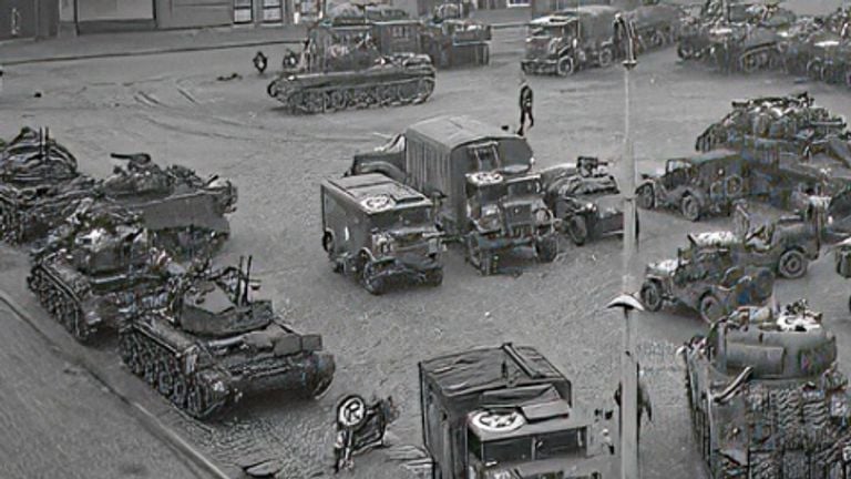 Véhicules alliés sur le Markt à Bergen op Zoom octobre/novembre 1944 (photo : archives).