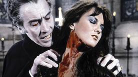 Dracula mord le cou d'une femme