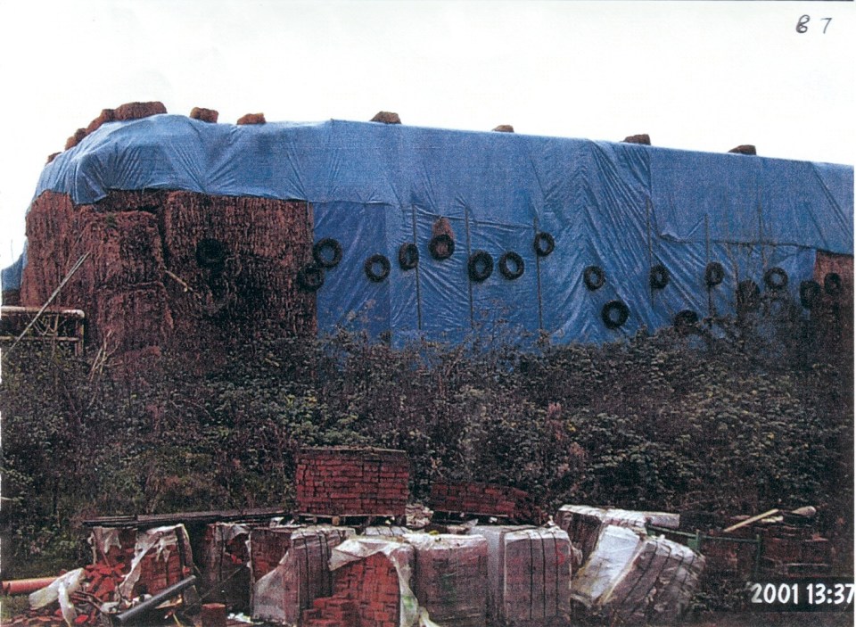 L'agriculteur a caché toute la construction derrière une immense bâche bleue