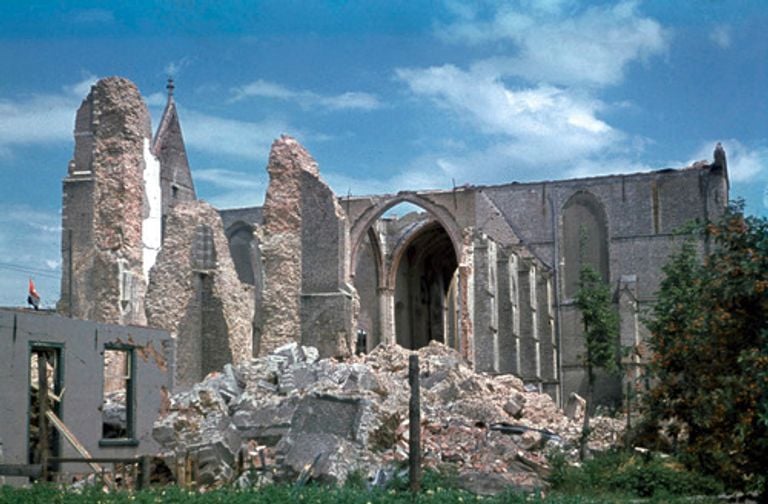 Décombres de l’église Lambertus détruite à Wouw (photo : archives)