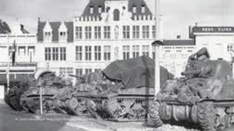 Chars alliés sur la Grote Markt à Bergen op Zoom (photo : archives)