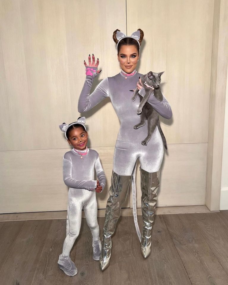 Khloé Kardashian correspond à sa fille True et à Family Cat en costume d'Halloween de chat