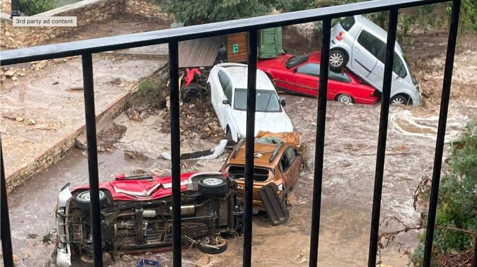 Des voitures entassées à Letur, Albacete, après des crues soudaines