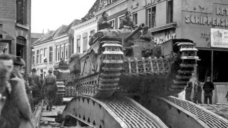 Un char Churchill traverse le pont de secours de Kade Roosendaal, le 30 octobre 1944 (photo : archives)