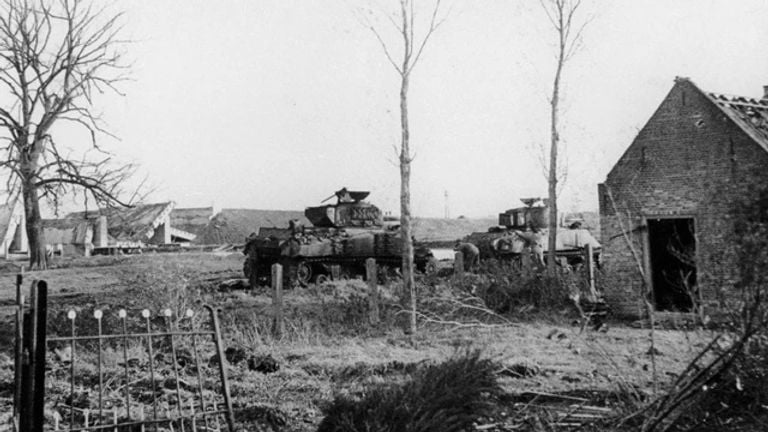 Chars polonais à Nieuwe Veer et le pont routier détruit en arrière-plan (photo : archives)