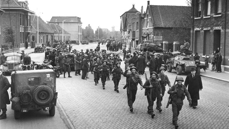 Les libérateurs britanniques entrent dans la ville par le Wouwseweg, le 30 octobre 1944 (photo : archives)