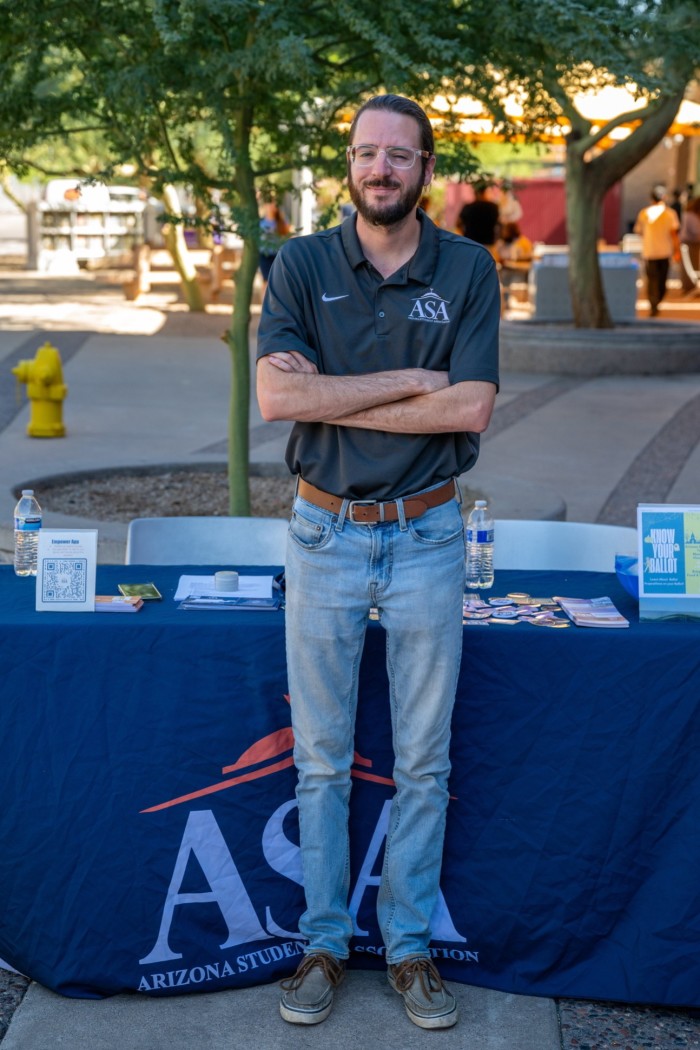 Kyle Nitschke pose pour un portrait lors d'une campagne de membres de l'ASA pour encourager les étudiants de l'Arizona State University à s'inscrire sur les listes électorales