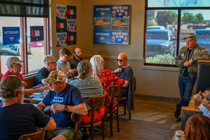 Le sénateur démocrate américain de l'Arizona, Mark Kelly, bras appuyé contre le podium, s'adresse aux anciens combattants à Mesa, en Arizona