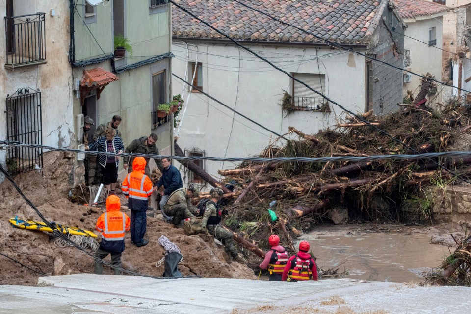 Des soldats et des services d'urgence secourent les personnes coincées dans leurs maisons après les inondations à Albacete