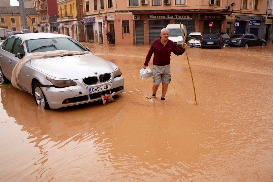 Un homme marche dans les rues inondées de Valence, en Espagne, le mercredi 30 octobre 2024. (AP Photo/Alberto Saiz)