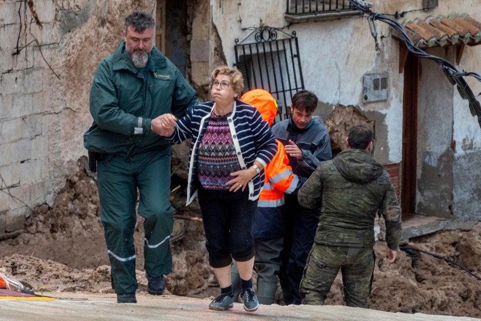 La Guardia Civil sauve les personnes coincées dans leurs maisons après les inondations à Letur