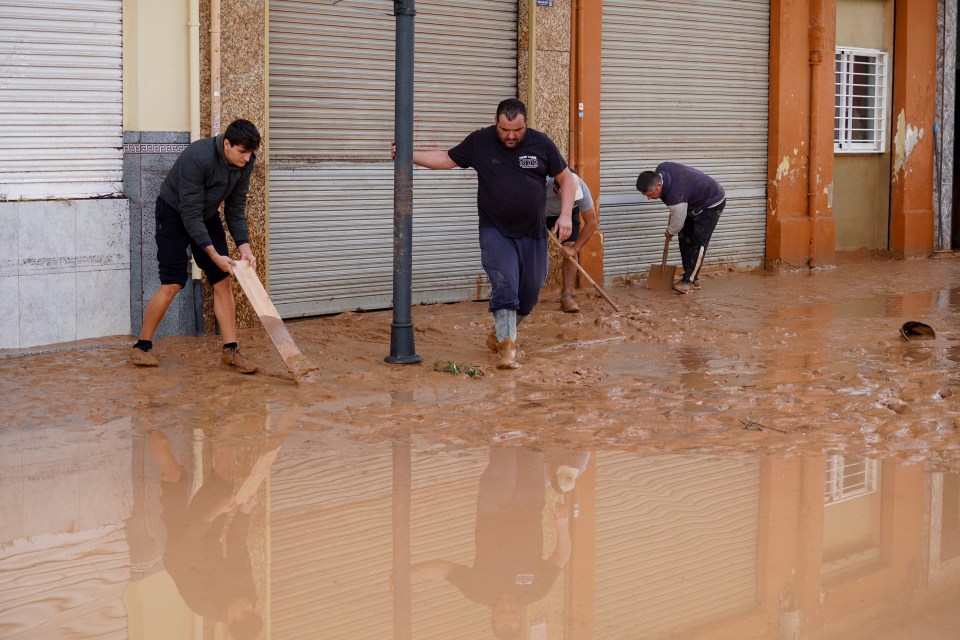 Les habitants nettoient les routes après des inondations extrêmes