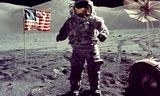 -- PHOTO DE DOSSIER 19DEC72 - L'astronaute Eugene Cernan se dirige vers le véhicule mobile lunaire (LRV) près du drapeau américain sur le site d'atterrissage Taurus-Littrow d'Apollo 17 le 19 décembre 1972. La photo a été prise par l'astronaute Harrison H. Schmitt, lunaire module pilote.