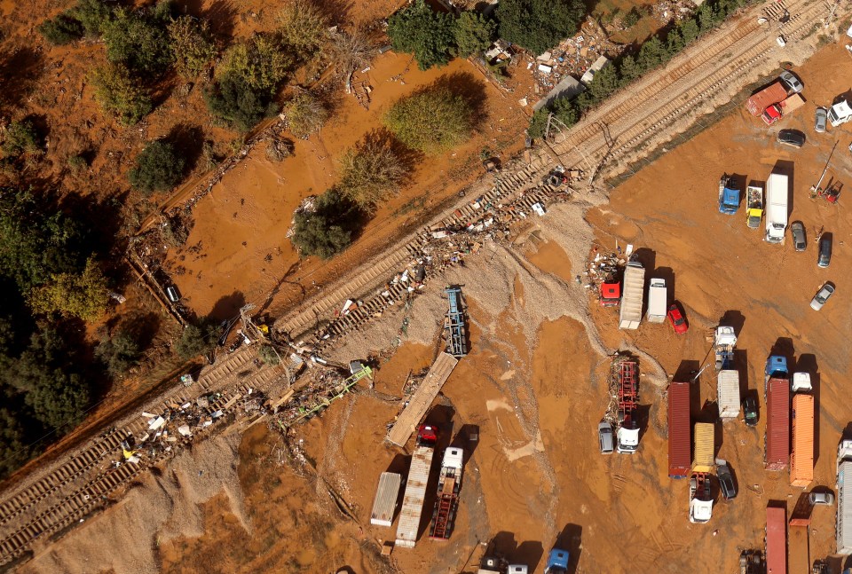 Des voitures et des camions abandonnés ont été abandonnés à travers le pays au milieu du chaos