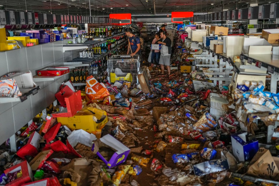 Un supermarché de Valence a été détruit par les inondations alors que les gens essayaient frénétiquement de trouver de la nourriture et des boissons.