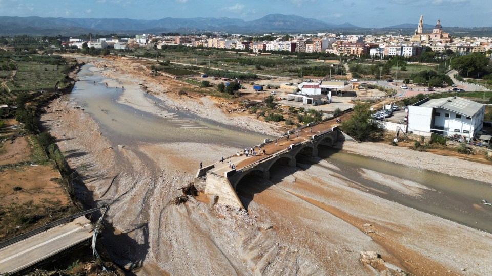 Vue par drone d'un pont à Cheste, Valence, qui s'est brisé sous la pression des inondations