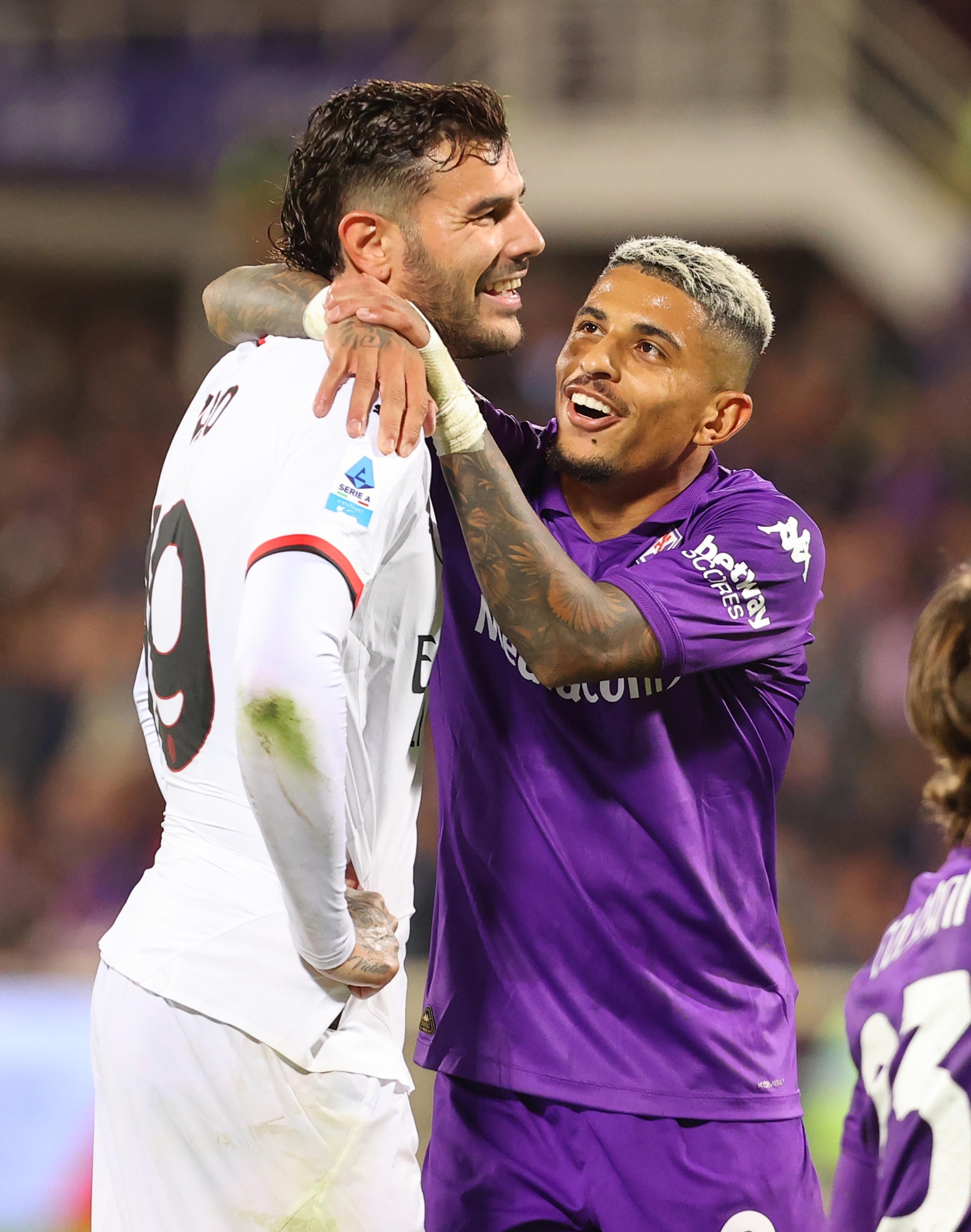 Le défenseur de Milan Theo Hernández (L) et le défenseur de Fiorentina Dodo (R) lors du match de football italien Serie A ACF Fiorentina contre AC Milan au stade Artemio Franchi de Florence, Italie, 06 octobre 2024 ANSA/CLAUDIO GIOVANNINI