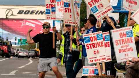 Les travailleurs de Boeing manifestent devant l'usine Boeing d'Everett lors d'une grève en cours à Everett, Washington