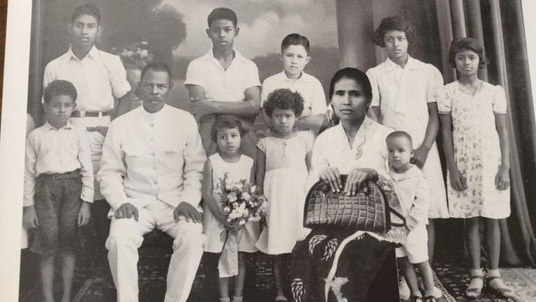 La famille Hoed, Indonésie, avec Jos à gauche de son père (photo : Jane Hoed).