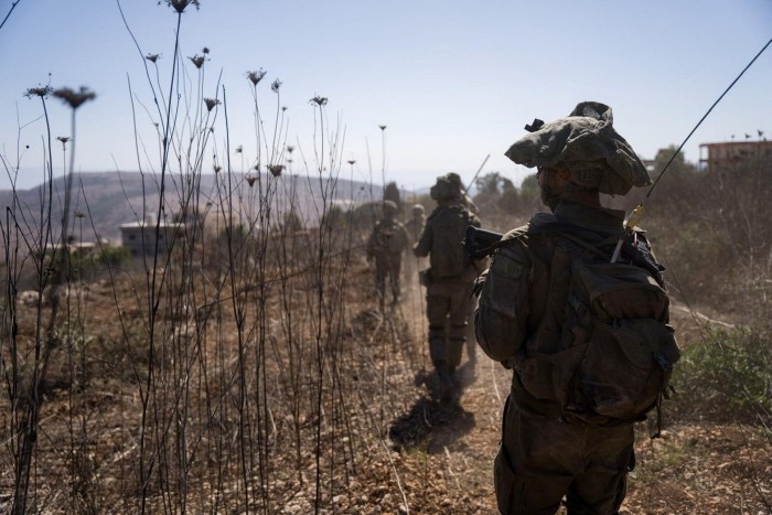 Des soldats israéliens traversent un champ au sud du Liban