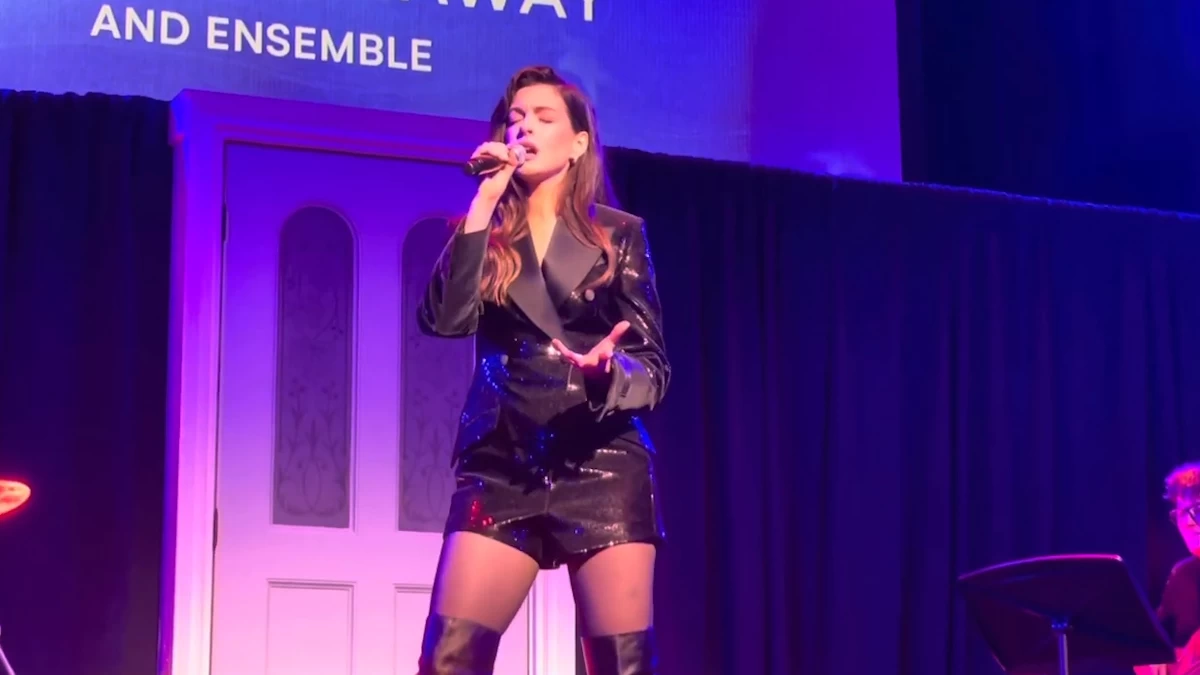 Anne Hathaway, après 20 ans chante « Somebody to Love » : cette fois, pour Kamala Harris