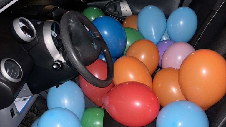 Avant que la voiture du garçon d'anniversaire ne soit pleine, elle était remplie de ballons (photo privée).