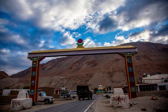 Un véhicule de l’armée indienne circulant sur une route au Ladakh, près de la frontière avec la Chine