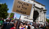 Un manifestant brandit une pancarte indiquant 