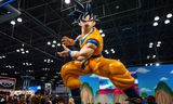 Un Goku géant de Dragon Ball Z au New York Comic Con 2023.