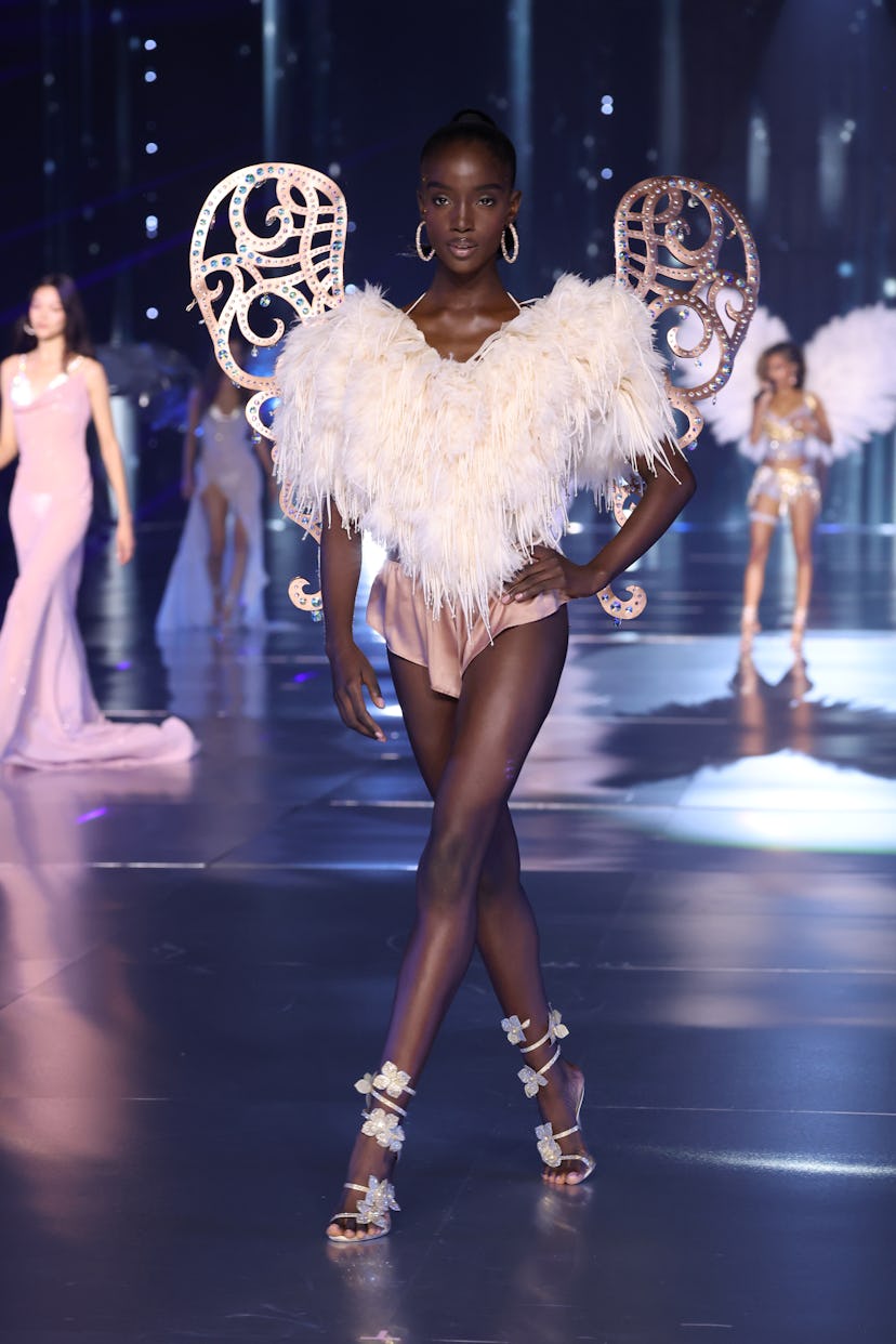 Maty Fall défile pour le défilé de mode Victoria's Secret 2024 