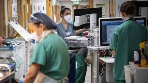 Les infirmières travaillent dans le couloir de l'unité de dépendance aiguë de l'hôpital St George de Tooting, au sud-ouest de Londres.