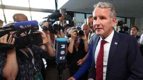 Björn Höcke arrive au Parlement du Land de Thuringe le 1er septembre 2024. Il est entouré d'une foule de journalistes et de photographes, plusieurs microphones et caméras étant dirigés vers lui.