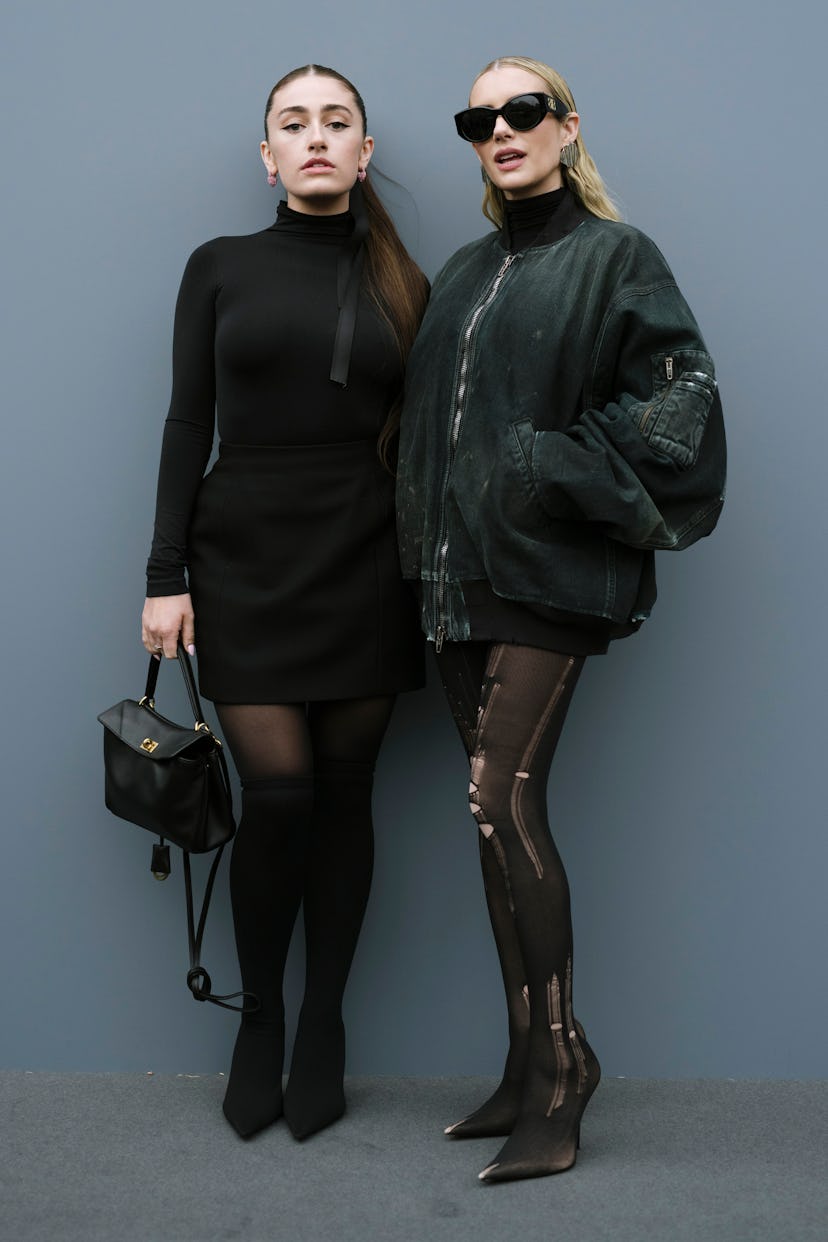 Rachel Sennott et Emma Roberts au défilé Balenciaga Paris Femme Printemps-Été 2025 