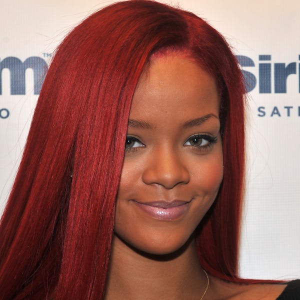 Rihanna cheveux longs roux 2010