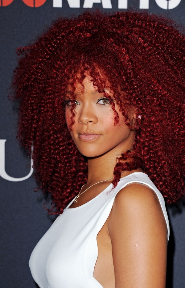 Rihanna cheveux roux bouclés