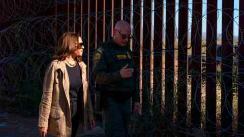 Kamala Harris visite vendredi la frontière américano-mexicaine avec le chef du secteur de la patrouille frontalière américaine de Tucson, John Modlin, à Douglas, en Arizona.