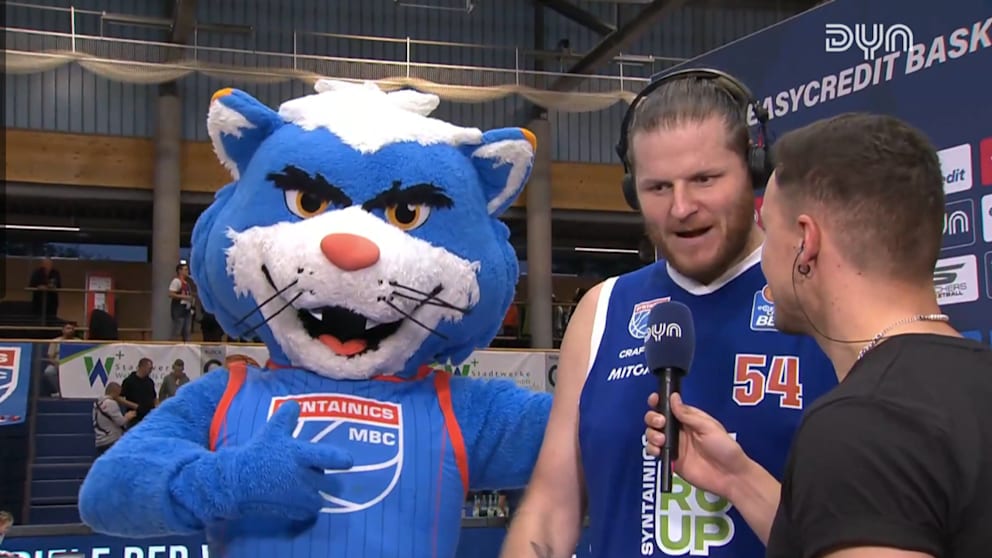 Das MBC-Maskottchen „Der Wolf“ crasht das Interview von John Bryant (Mitte) mit Dyn-Reporter Patrick Fritzsche