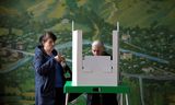 Électeurs dans un bureau de vote du village géorgien d’Atskuri. 