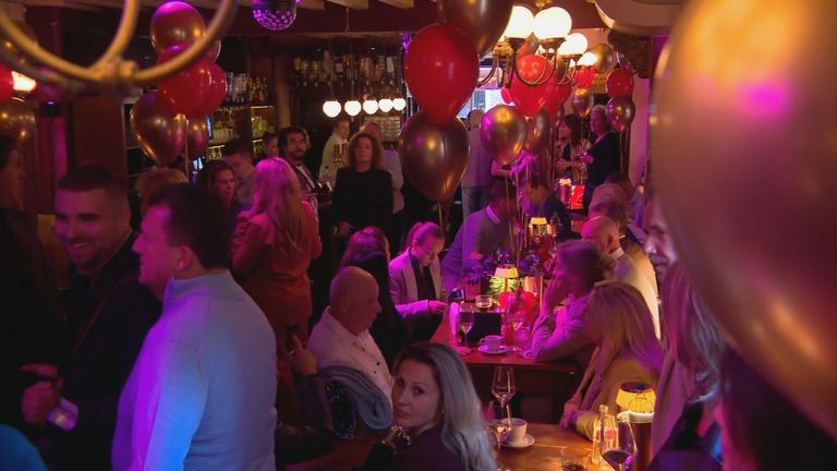 Nous sommes encore en octobre et pourtant, au café Tante Pietje, on aurait dit un carnaval (photo : Omroep Brabant).