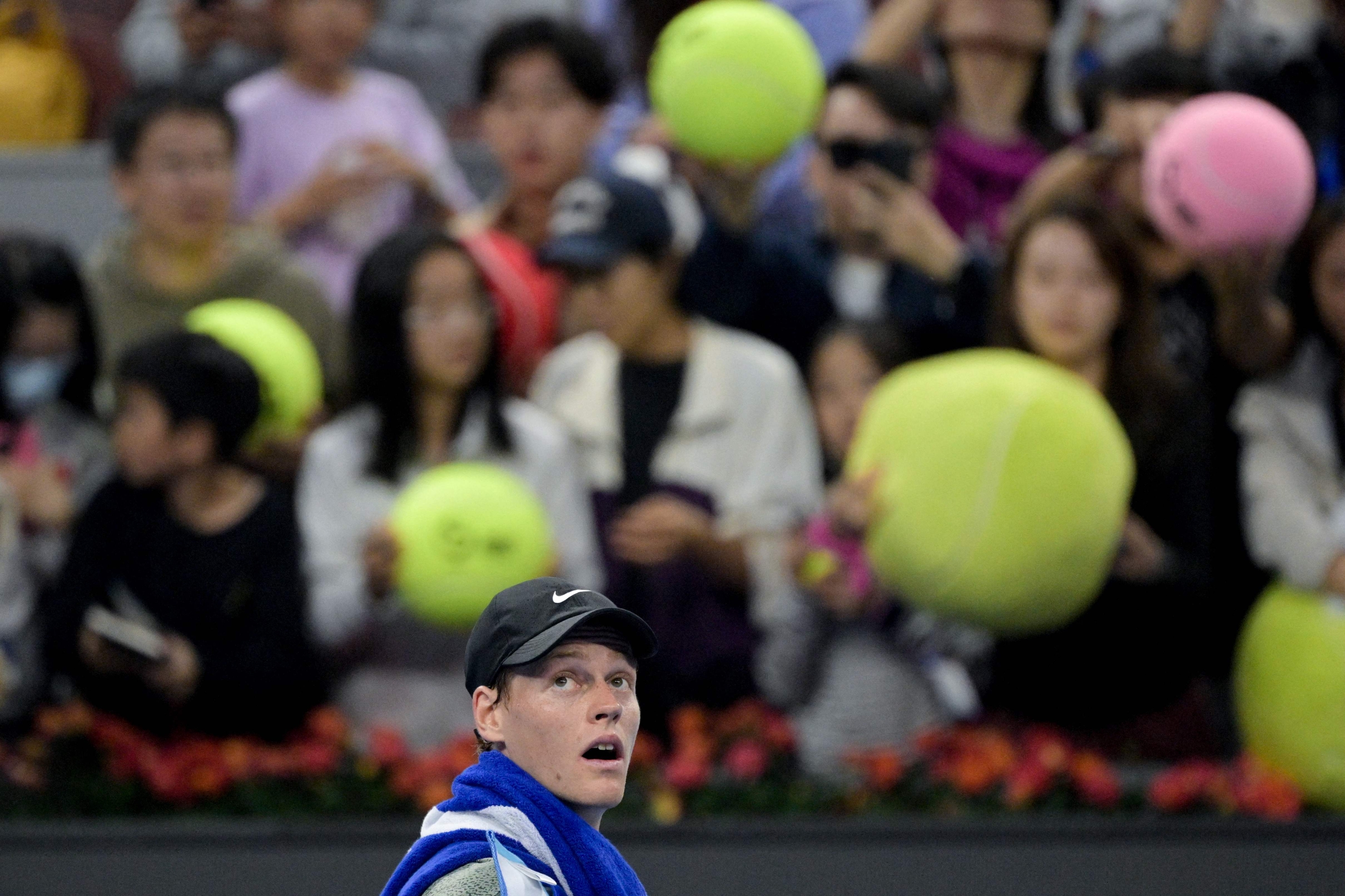 L'Italien Jannik Sinner regarde après sa victoire contre le Russe Roman Safiullin lors de leur match en simple messieurs au tournoi de tennis China Open à Pékin le 28 septembre 2024. (Photo de Jade Gao / AFP)