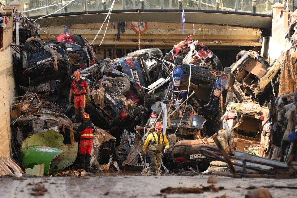 Les pompiers poursuivent leur mission de recherche et de sauvetage