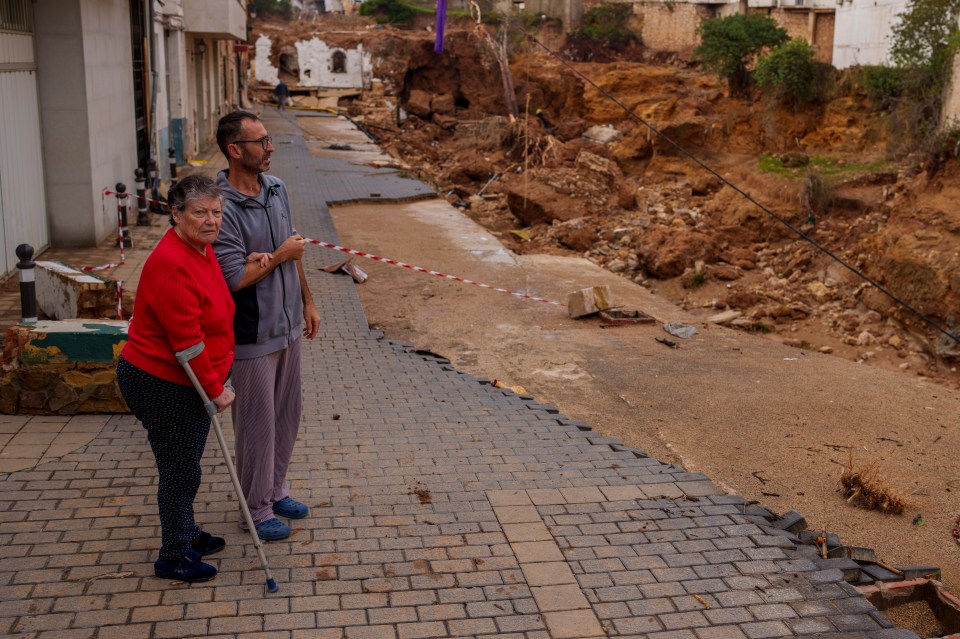 Des habitants dévastés regardent une zone touchée par les inondations à Chiva, en Espagne