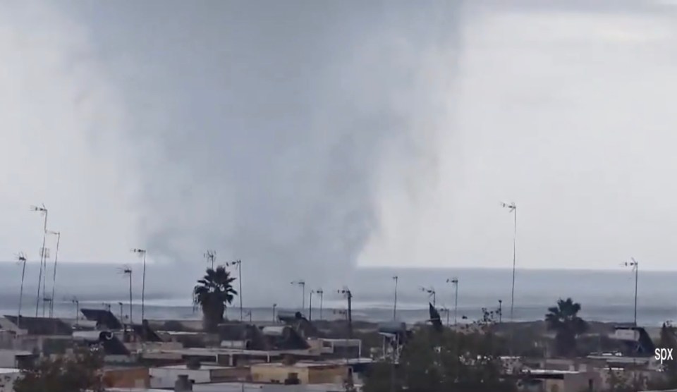 Des images incroyables montrent l’eau monter et tourbillonner au milieu de crues soudaines en Espagne