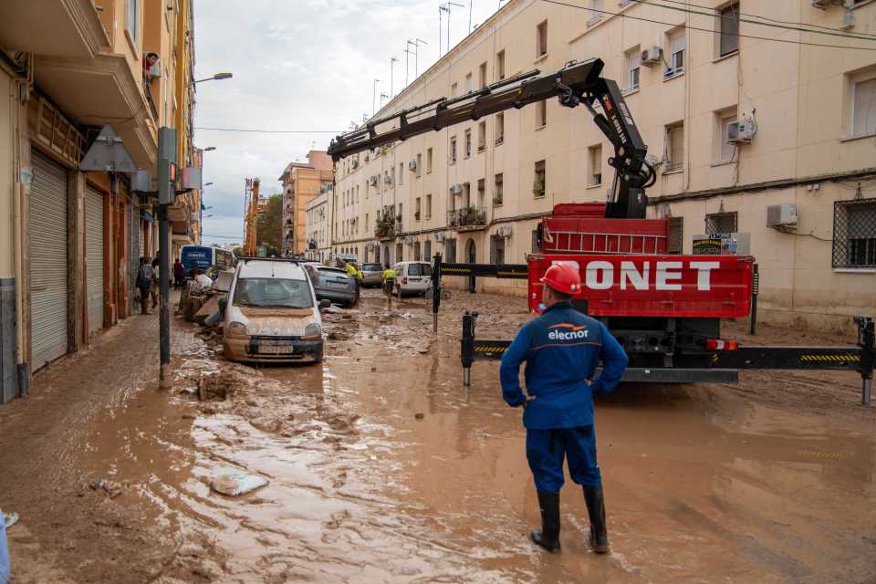 Les rues ont été inondées de boue et les voitures empilées les unes sur les autres