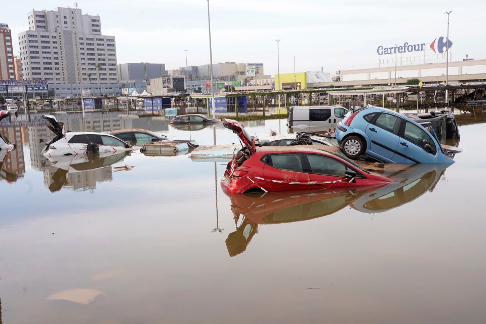 Des voitures à moitié submergées après les inondations à Valence