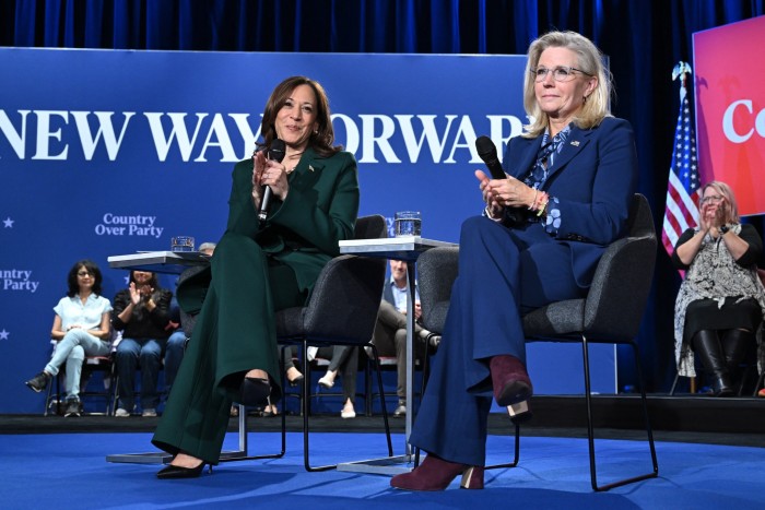 Kamala Harris est assise sur scène à côté de Liz Cheney