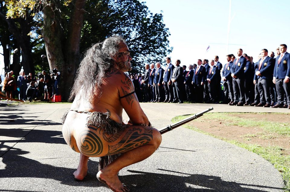   Normalement couverts de tatouages, les Maoris fondent leurs habitudes quotidiennes autour du Haka et de sa signification.