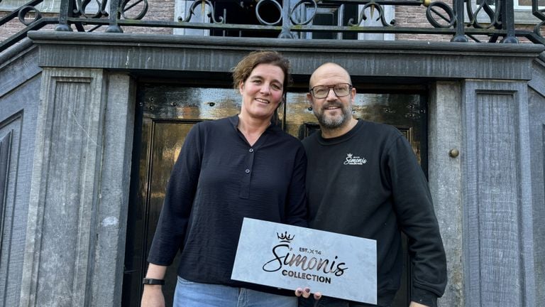 Dieuwke Simonis-Stellinga et son mari Willem devant leur nouvel hôtel urbain (photo : Niek de Bruijn).