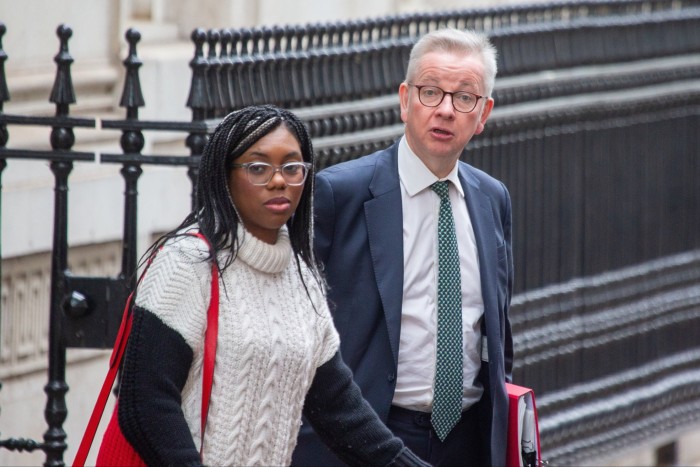 Kemi Badenoch marche avec Michael Gove