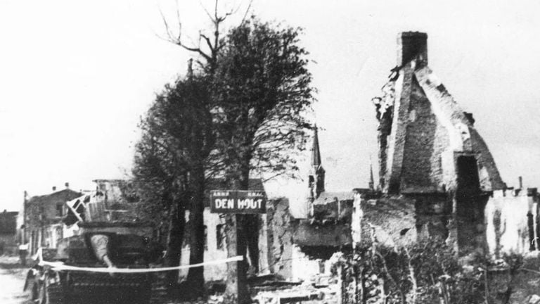 'Stug' et maisons détruites à Den Hout (photo : Musée du Général Maczek/Mémorial de Maczek).